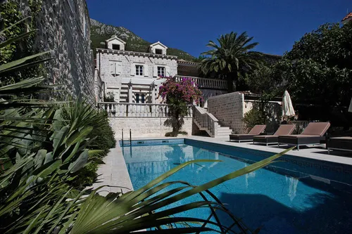 Renovated old stone villa in Perast