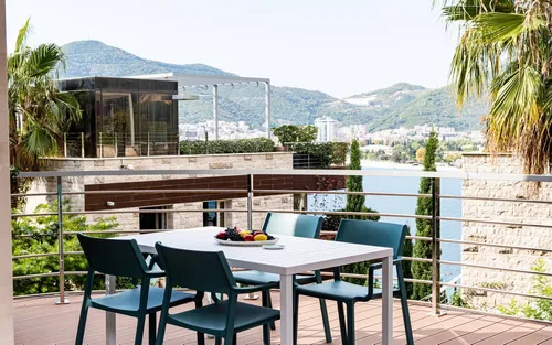 2 Bedrooms Apartment in Dukley Gardens