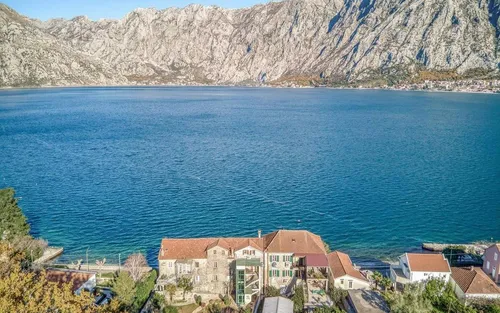 4 Bedrooms Villa in Kotor
