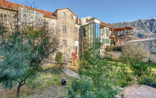 4 Bedrooms Villa in Kotor