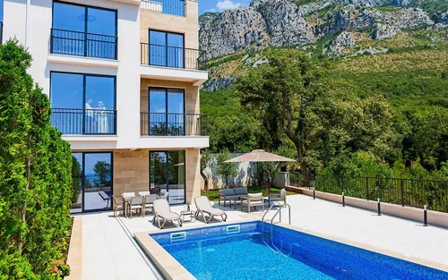 4 Bedrooms Townhouse in Reževici