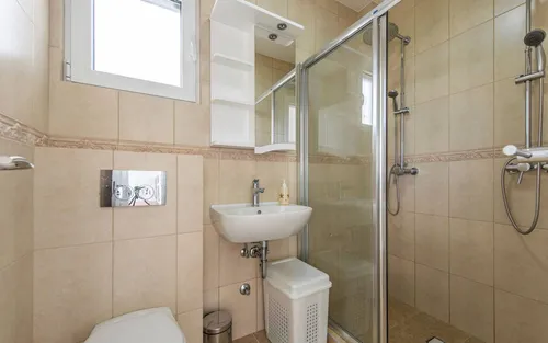 8 Bedrooms Villa in Reževici