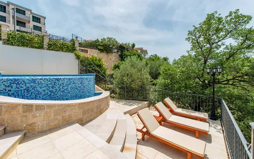 8 Bedrooms Villa in Reževici