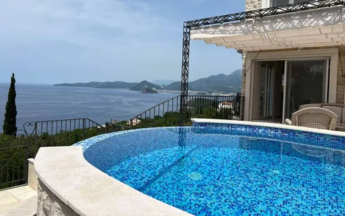 8 Bedrooms Villa in Reževici