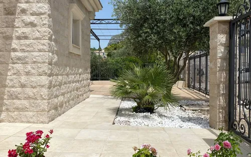 8 Bedrooms Villa in Reževici