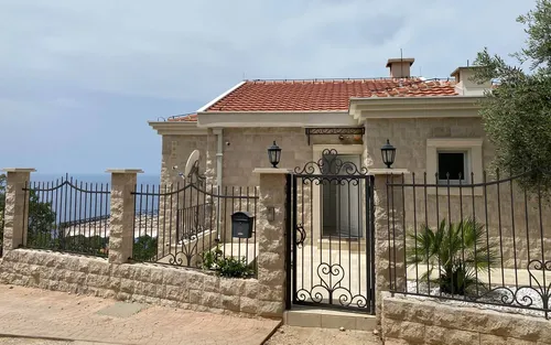 8 Bedrooms Villa in Reževici