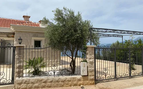 8 Bedrooms Villa in Reževici