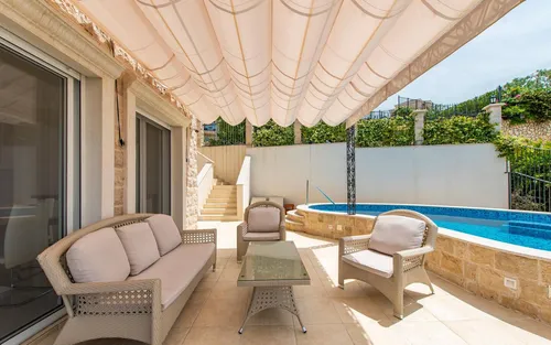 8 Bedrooms Villa in Reževici