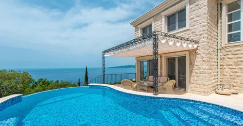 Luxury 3-storey Villa with Infinity Pool and Panoramic Sea Views
