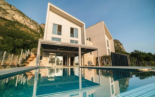 4 Bedrooms Villas in Budva