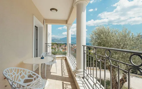 4 Bedrooms Apartment in Herceg Novi