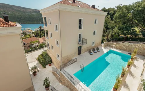 4 Bedrooms Apartment in Herceg Novi