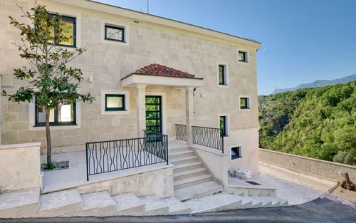 4 Bedrooms Villa in Blizikuce