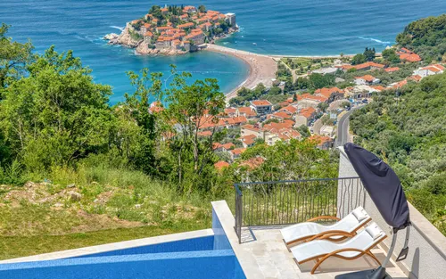 4 Bedrooms Villa in Becici