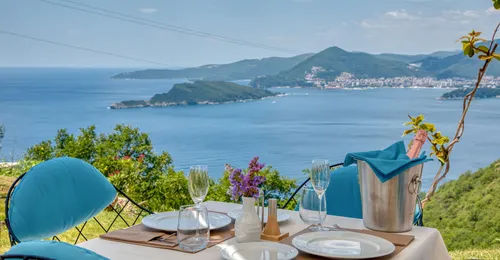 Modern 4-Bedroom Apart Villa with Panoramic Sea Views