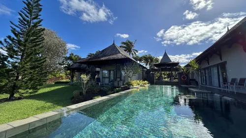 Island-Style 4-Bedroom Villa with Overflowing Pool and Beach Access
