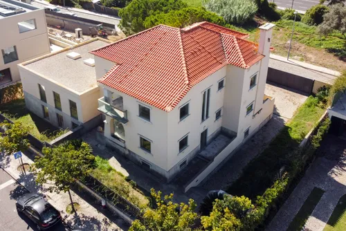 Five bedroom villa in Restelo