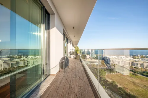 Three bedroom apartment with balcony in Parque das Nações