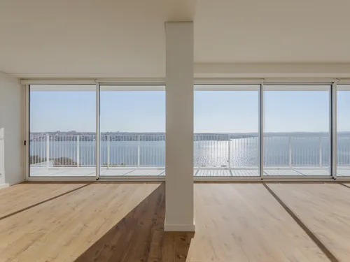 Three bedroom apartment with balcony in Seixal