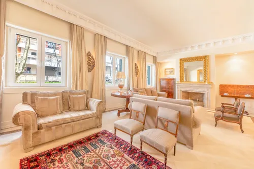 Exclusive 6 bedroom villa with terrace, lift and garage, Praça de Espanha