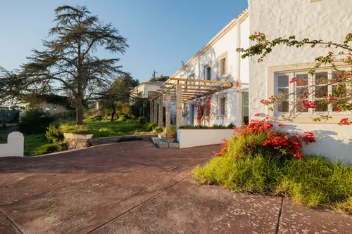 Property with five houses, sea view and 3 km from the beach